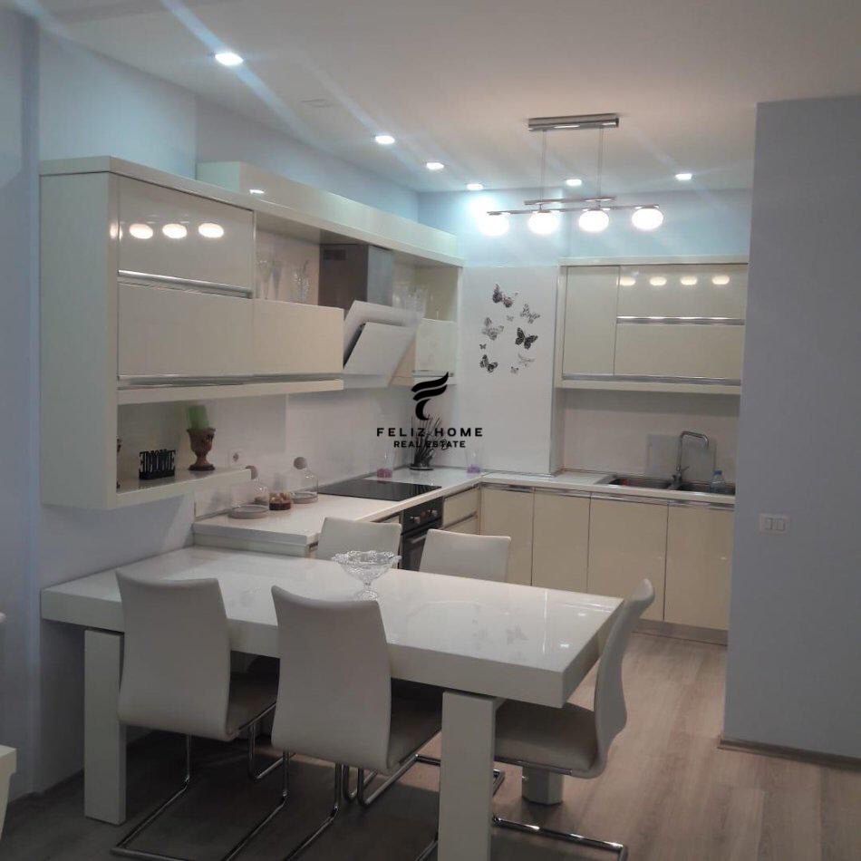 Tirane, jepet me qera dyqan Kati 6, 120 m² 1.000 € (QENDER)