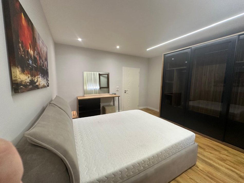 Tirane, shitet apartament 1+1+Ballkon Kati 4, 75 m² 165.000 € (Komuna e Parisit)