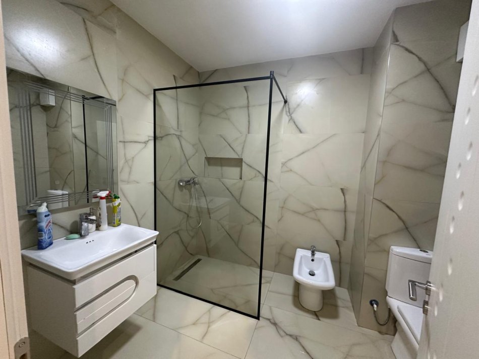 Tirane, shitet apartament 1+1+Ballkon Kati 4, 75 m² 165.000 € (Komuna e Parisit)