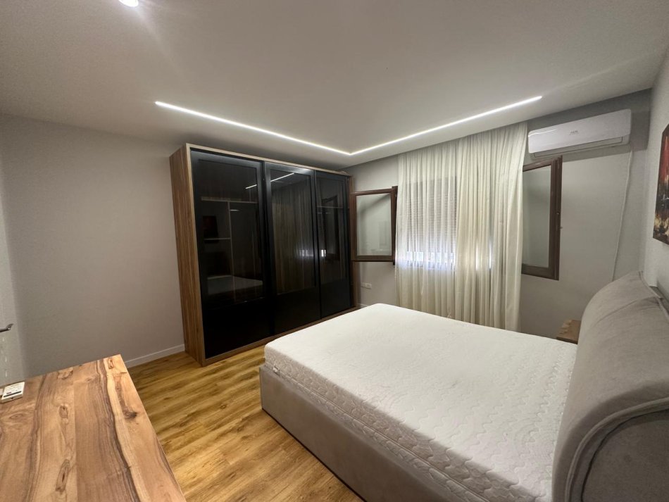 Tirane, shitet apartament 1+1+Ballkon Kati 4, 75 m² 165.000 € (Komuna e Parisit)