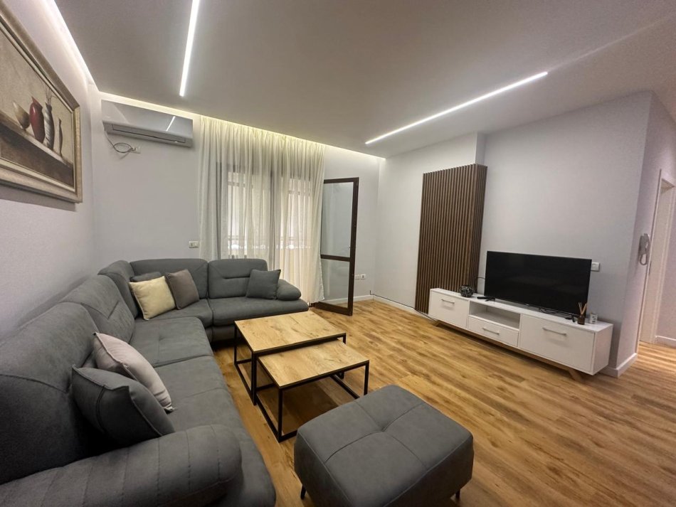Tirane, shitet apartament 1+1+Ballkon Kati 4, 75 m² 165.000 € (Komuna e Parisit)