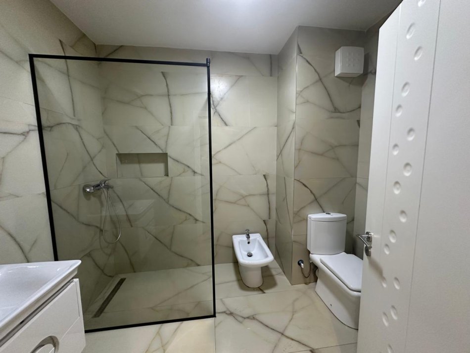 Tirane, shitet apartament 1+1+Ballkon Kati 4, 75 m² 165.000 € (Komuna e Parisit)