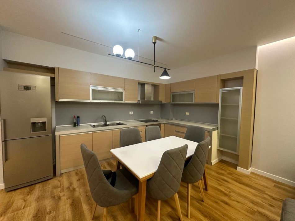 Tirane, shitet apartament 1+1+Ballkon Kati 4, 75 m² 165.000 € (Komuna e Parisit)