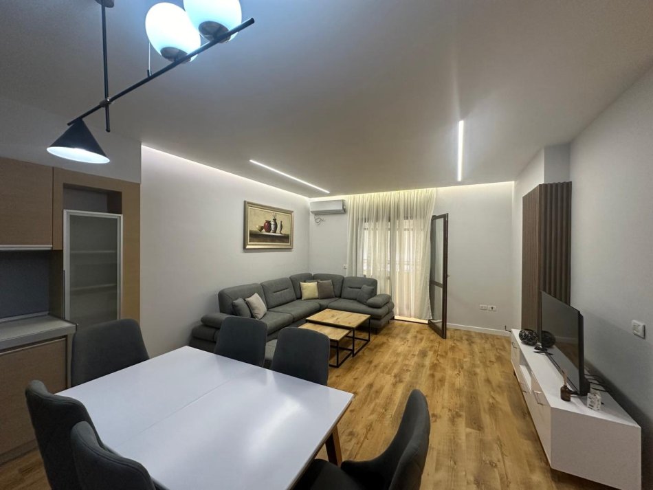 Tirane, shitet apartament 1+1+Ballkon Kati 4, 75 m² 165.000 € (Komuna e Parisit)