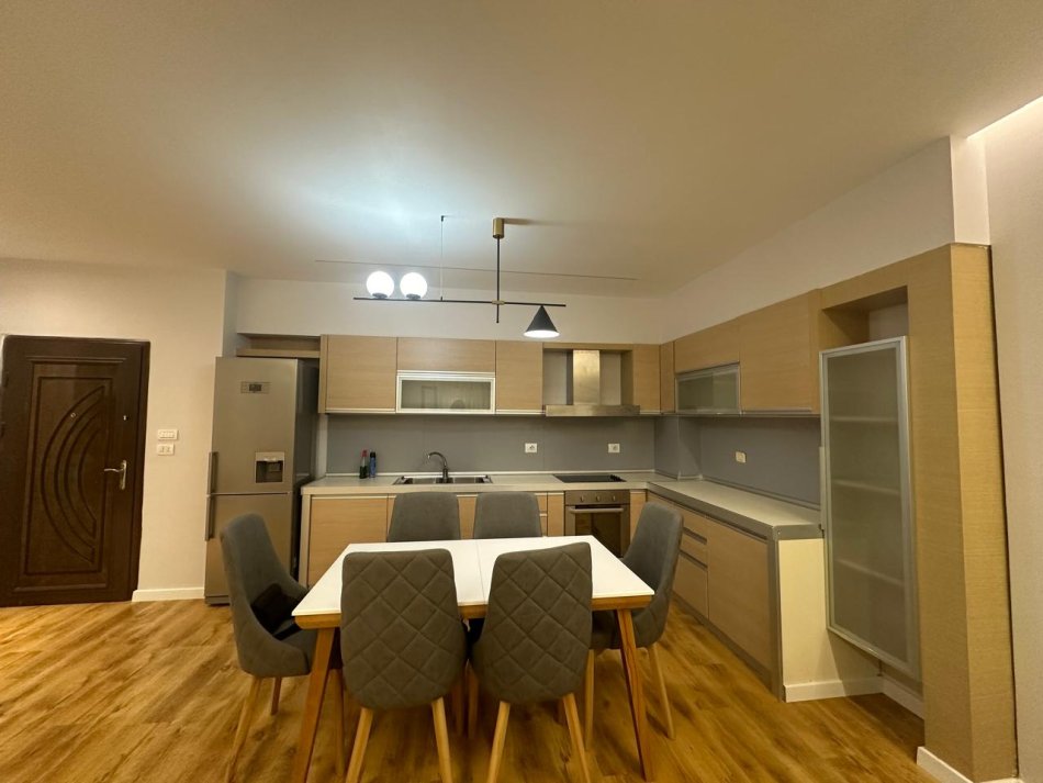 Tirane, shitet apartament 1+1+Ballkon Kati 4, 75 m² 165.000 € (Komuna e Parisit)