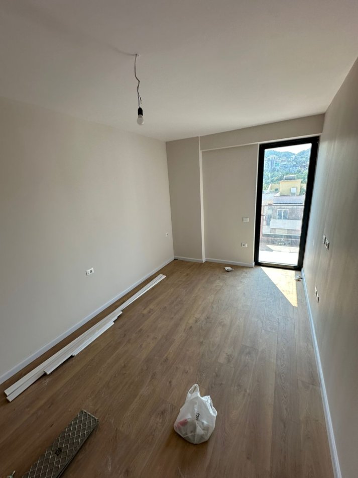 Tirane, jepet me qera zyre Kati 6, 125 m² 1.200 € (Komuna e Parisit)