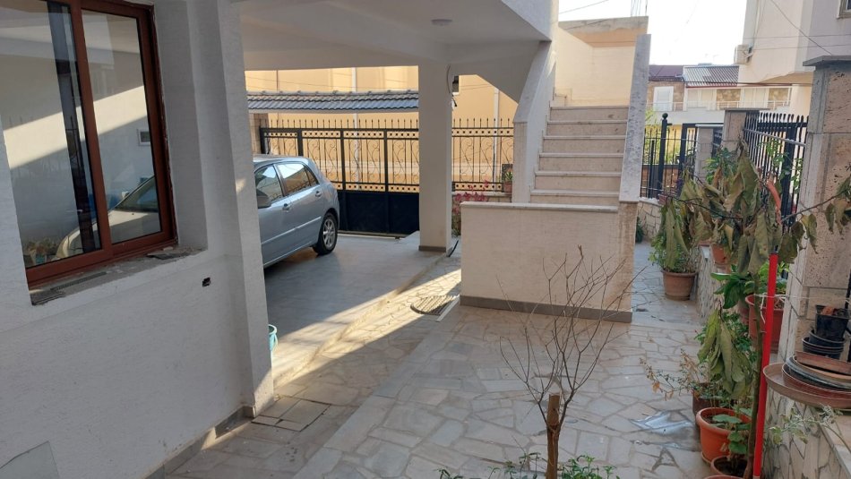 Tirane, shitet Vile 3 Katshe Kati 3, 300 m² 250.000 € (Rruga Dalip Topi)