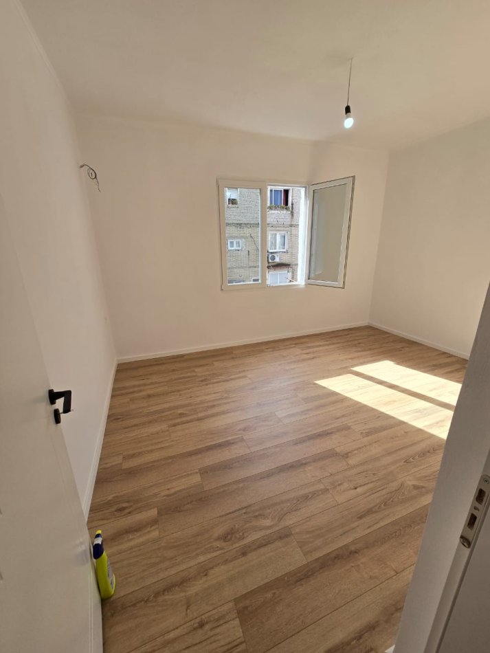 Tirane, Apartament 2+1 per shitje  Kati 3, 75 m² 129.000 € ( Fresk)