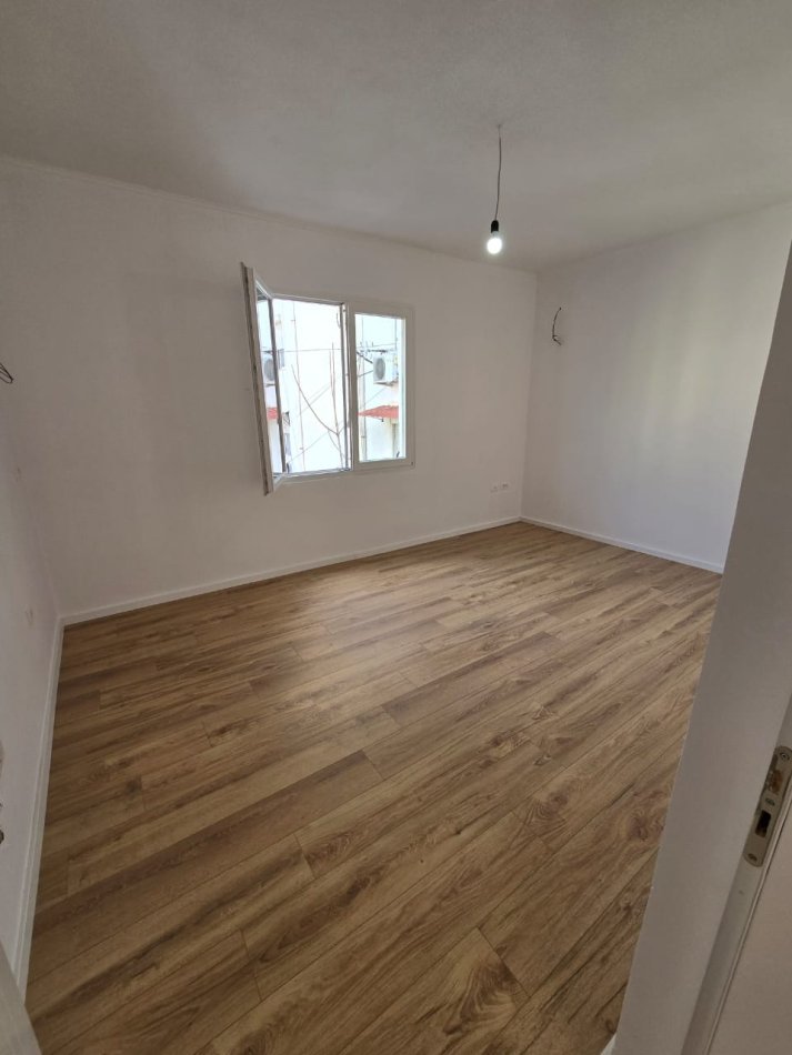 Tirane, Apartament 2+1 per shitje  Kati 3, 75 m² 129.000 € ( Fresk)