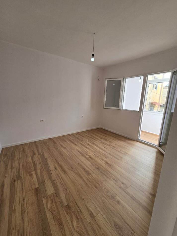 Tirane, Apartament 2+1 per shitje  Kati 3, 75 m² 129.000 € ( Fresk)