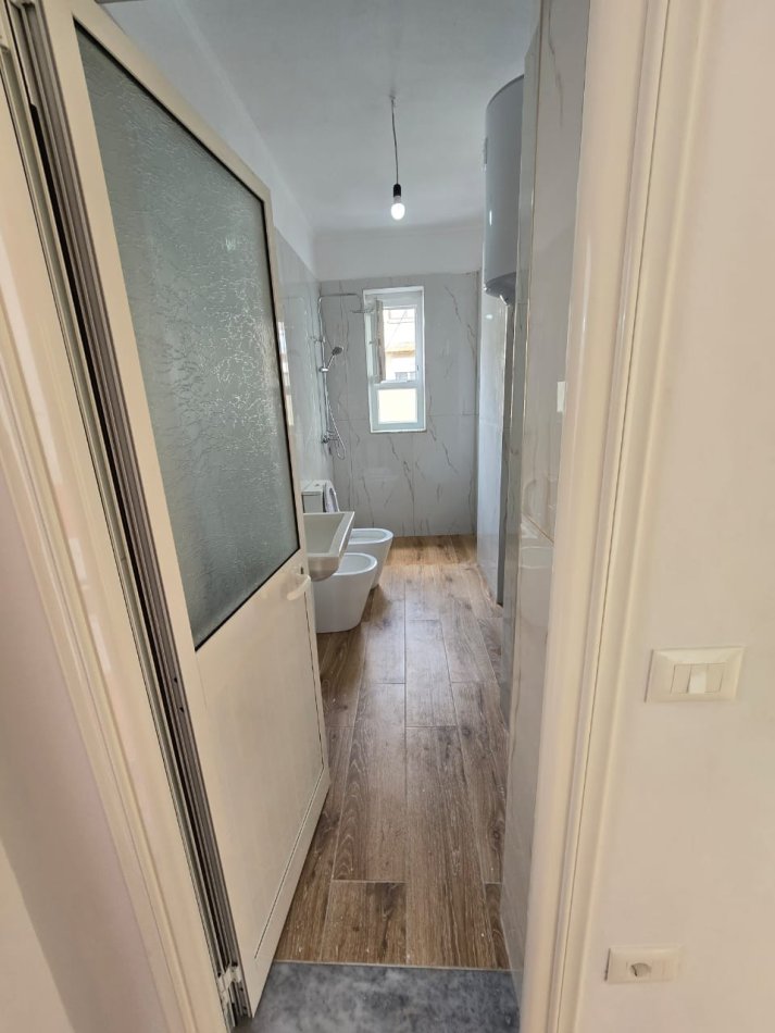 Tirane, Apartament 2+1 per shitje  Kati 3, 75 m² 129.000 € ( Fresk)