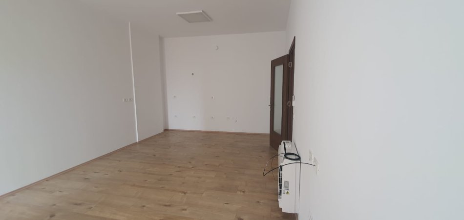 Tirane, jepet me qera ambjent biznesi Kati 3, 90 m² 700 € (Rruga Sali Butka)