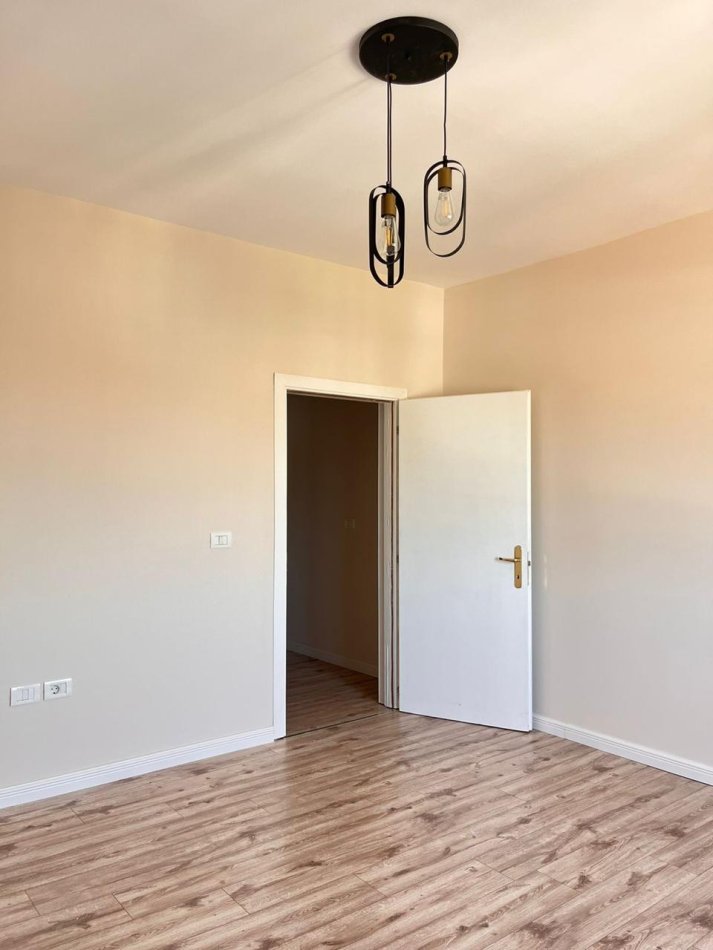 Durres, shes apartament 1+1+Ballkon Kati 7, 70 m² 77.000 € (Rruga Pavaresia)