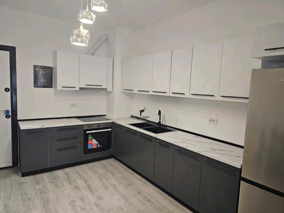 Tirane, jepet me qera apartament 1+1+Ballkon Kati 3, 80 m² 600 € (RRUGA 5 MAJI)