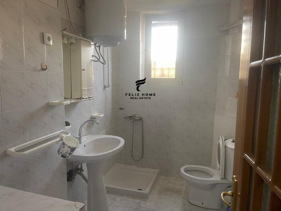 Tirane, jepet me qera apartament 2+1+Ballkon Kati 4, 75 m² 400 € (ISH RESTORANT DURRESI)