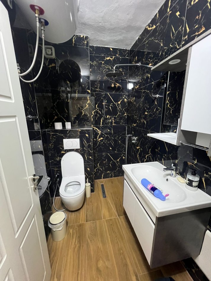 Tirane, jepet me qera apartament 2+1+Ballkon Kati 4, 75 m² 600 € (Rruga Dritan Hoxha)