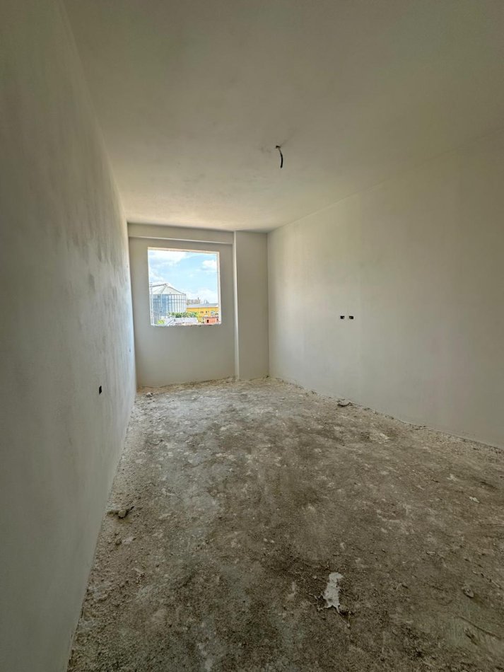 Tirane, shitet apartament 1+1+Ballkon Kati 8, 79 m² 86.690 € (Yzberisht)