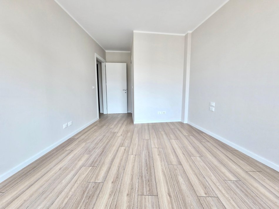 Me Qera: Zyre me 3 Ambiente Pune + 2wc**+ 1 Garazh**📍Lake View - Liqeni Tiranës | **1200 Euro/Muaj BRUTO** (128 m2 ) Me Super Pamje nga Liqeni i Tiranes