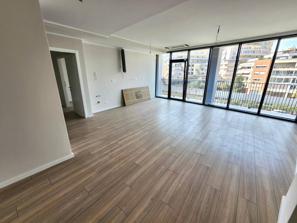 Me Qera: Zyre me 3 Ambiente Pune + 2wc**+ 1 Garazh**📍Lake View - Liqeni Tiranës | **1200 Euro/Muaj BRUTO** (128 m2 ) Me Super Pamje nga Liqeni i Tiranes