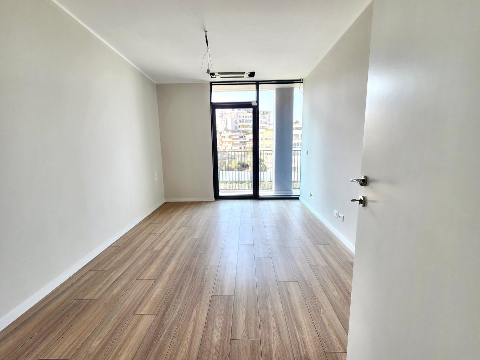 Me Qera: Zyre me 3 Ambiente Pune + 2wc**+ 1 Garazh**📍Lake View - Liqeni Tiranës | **1200 Euro/Muaj BRUTO** (128 m2 ) Me Super Pamje nga Liqeni i Tiranes