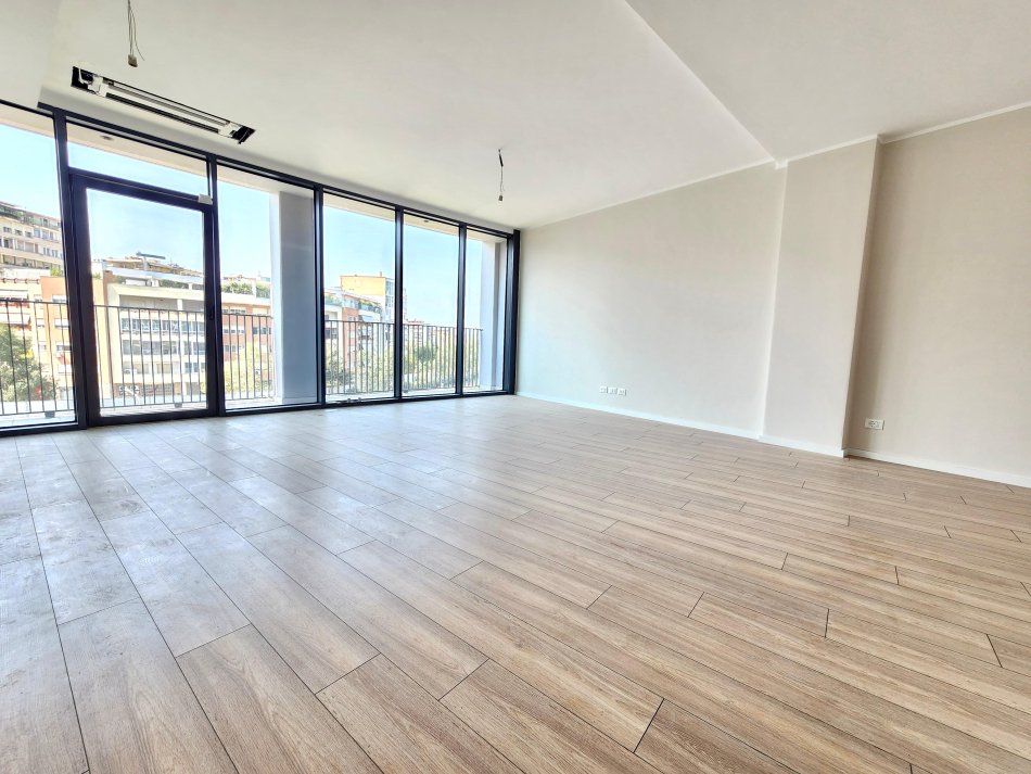 Me Qera: Zyre me 3 Ambiente Pune + 2wc**+ 1 Garazh**📍Lake View - Liqeni Tiranës | **1200 Euro/Muaj BRUTO** (128 m2 ) Me Super Pamje nga Liqeni i Tiranes