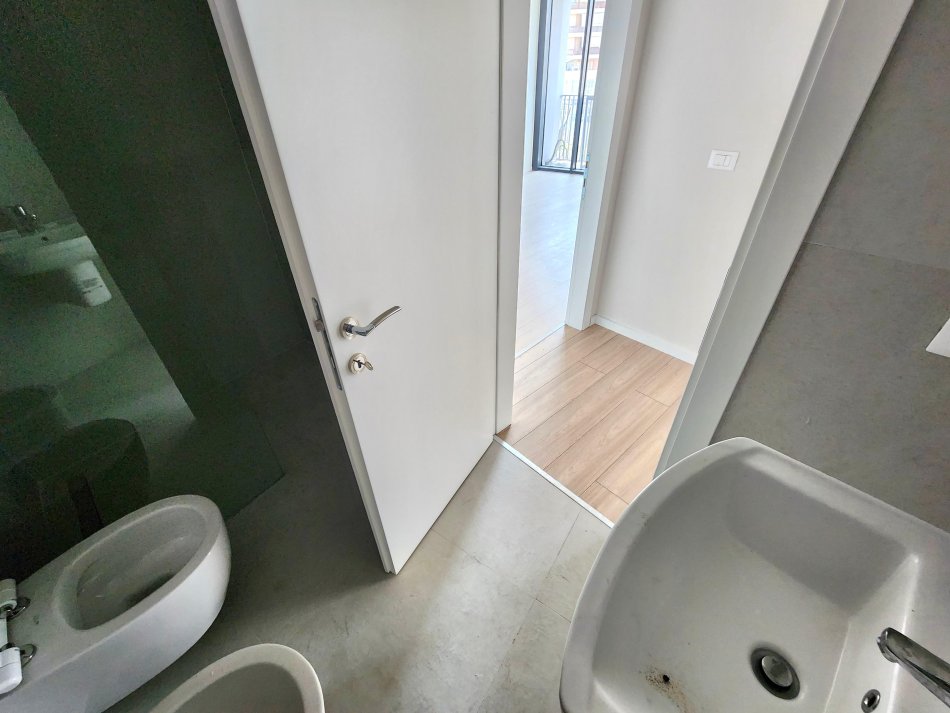 Me Qera: Zyre me 3 Ambiente Pune + 2wc**+ 1 Garazh**📍Lake View - Liqeni Tiranës | **1200 Euro/Muaj BRUTO** (128 m2 ) Me Super Pamje nga Liqeni i Tiranes