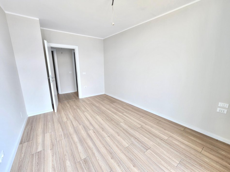 Me Qera: Zyre me 3 Ambiente Pune + 2wc**+ 1 Garazh**📍Lake View - Liqeni Tiranës | **1200 Euro/Muaj BRUTO** (128 m2 ) Me Super Pamje nga Liqeni i Tiranes