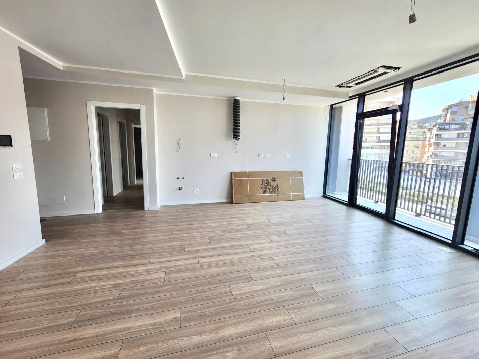 Me Qera: Zyre me 3 Ambiente Pune + 2wc**+ 1 Garazh**📍Lake View - Liqeni Tiranës | **1200 Euro/Muaj BRUTO** (128 m2 ) Me Super Pamje nga Liqeni i Tiranes