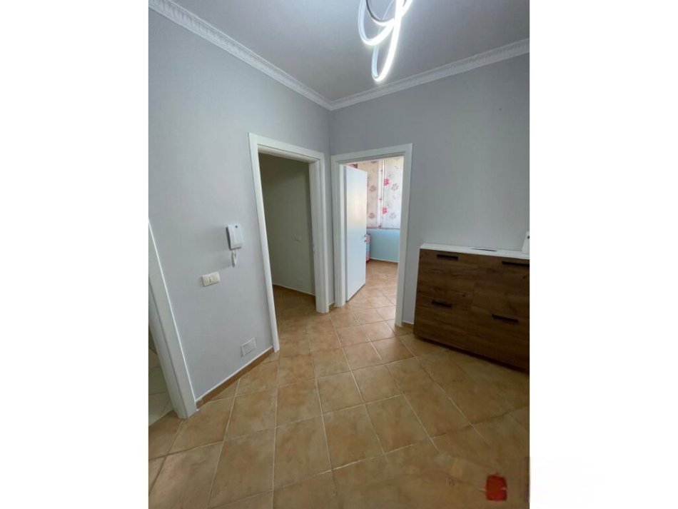 Tirane, jepet me qera 2+1 Kati 10, 86 m² 700 € (Air Albania)