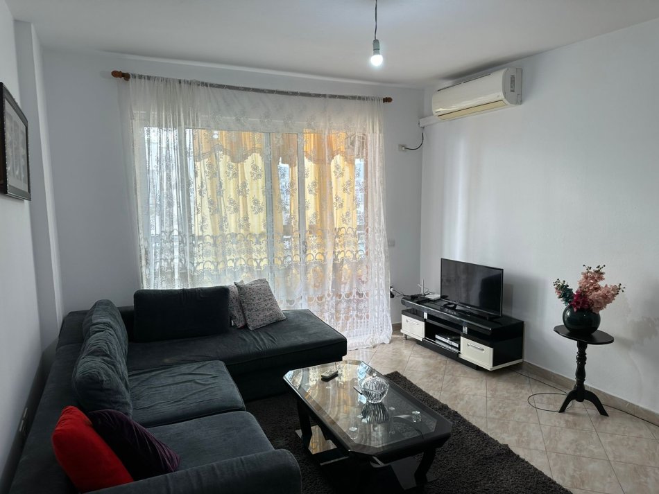 Tirane, jepet me qera apartament 1+1 Kati 7, 67 m² 370 € (Rruga Sokrat Miho)