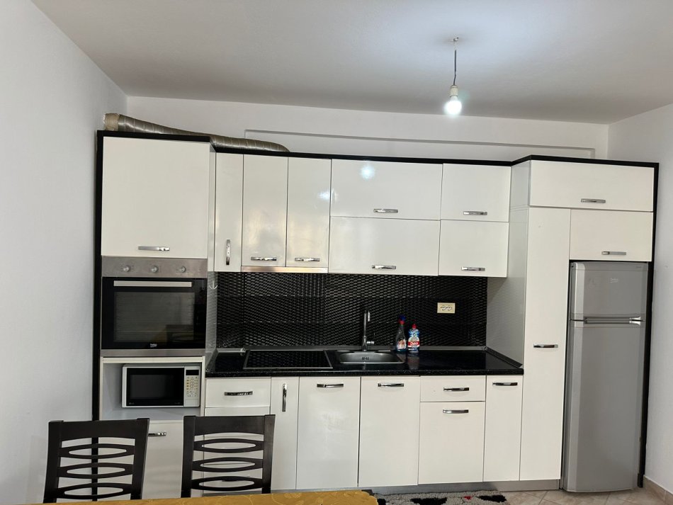 Tirane, jepet me qera apartament 1+1 Kati 7, 67 m² 370 € (Rruga Sokrat Miho)