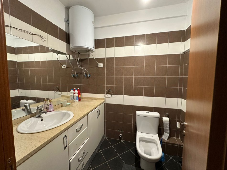 Tirane, jepet me qera apartament 1+1 Kati 7, 67 m² 370 € (Rruga Sokrat Miho)