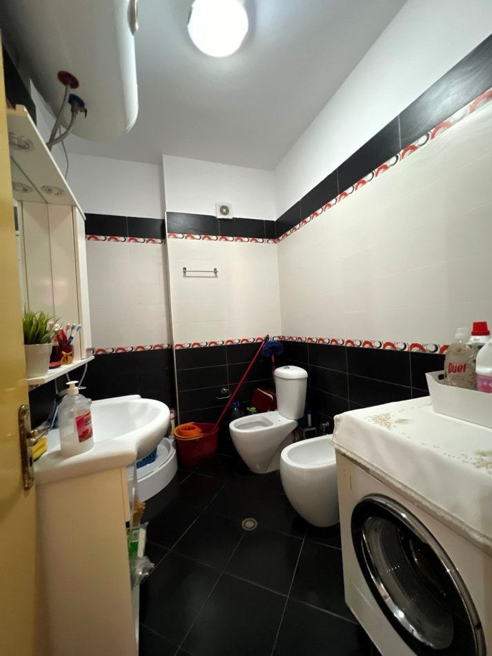 Tirane, shitet 2+1+Ballkon Kati 6, 100 m² 134.000 € (Rruga Engjell Mashi)