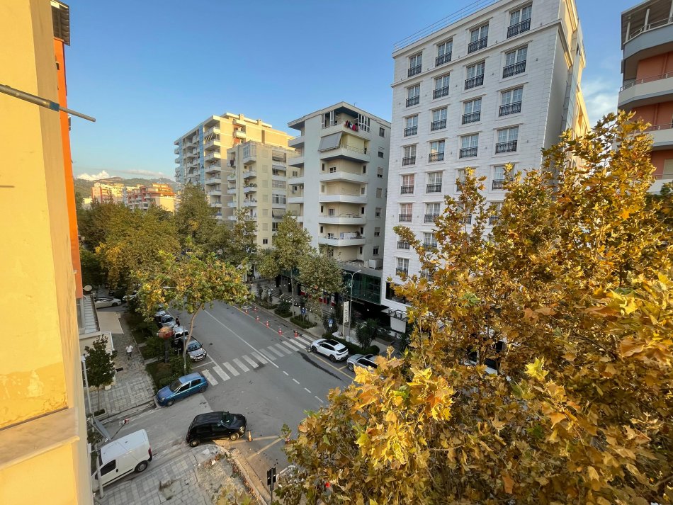 Vlore, jepet me qera apartament 1+1+Ballkon , 250 € (RRUGA E CIPAJVE)