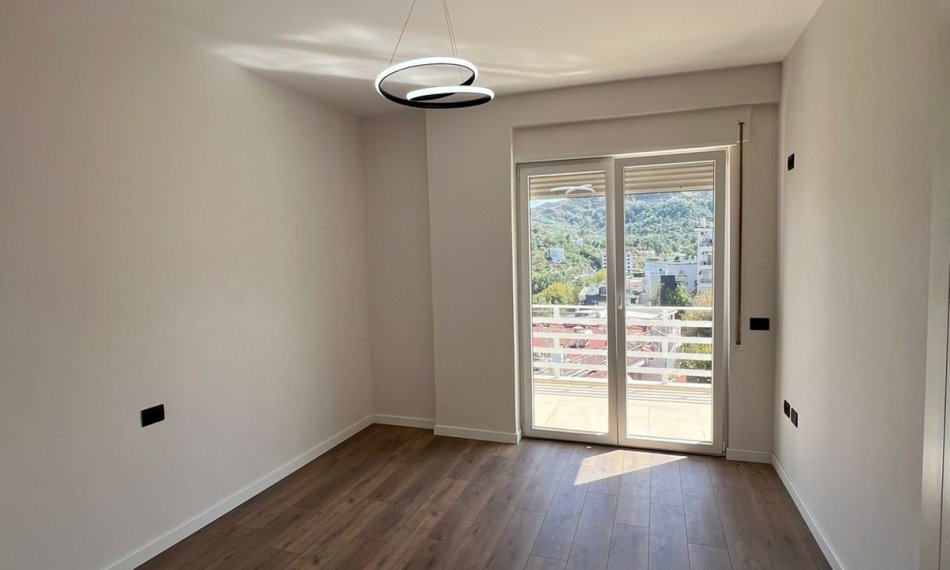 Tirane, shitet apartament 2+1+Aneks+Ballkon Kati 5, 121 m² 230.000 € (liqeni i thate)
