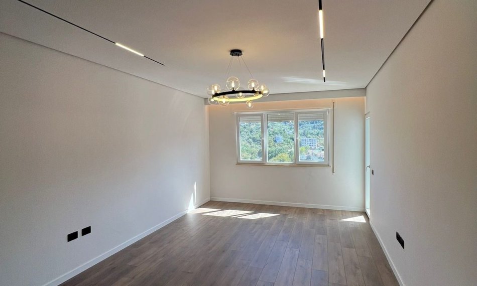 Tirane, shitet apartament 2+1+Aneks+Ballkon Kati 5, 121 m² 230.000 € (liqeni i thate)