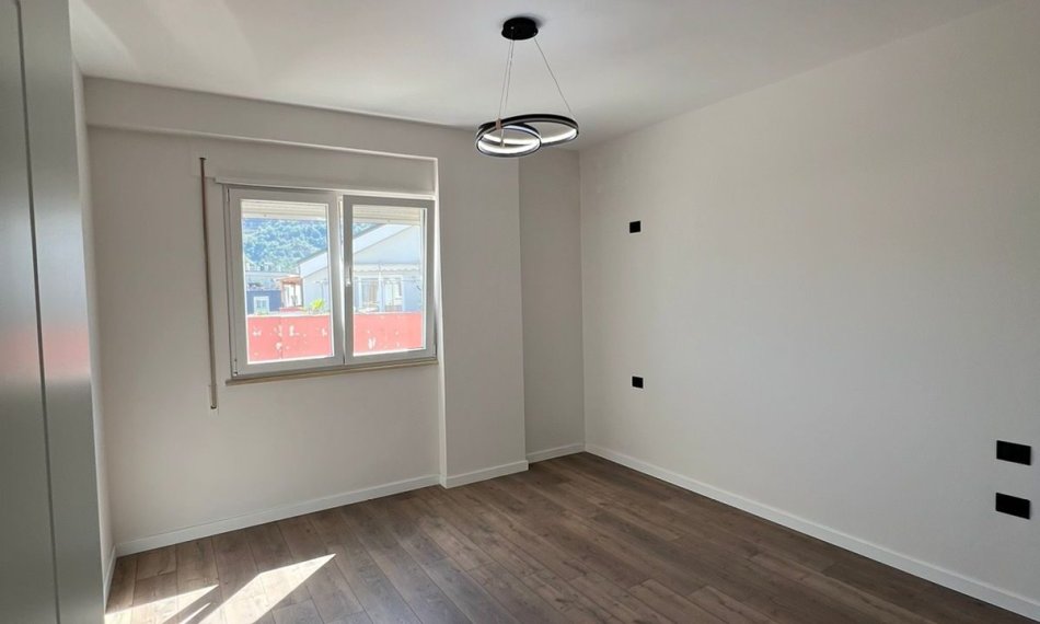 Tirane, shitet apartament 2+1+Aneks+Ballkon Kati 5, 121 m² 230.000 € (liqeni i thate)