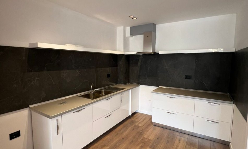 Tirane, shitet apartament 2+1+Aneks+Ballkon Kati 5, 121 m² 230.000 € (liqeni i thate)