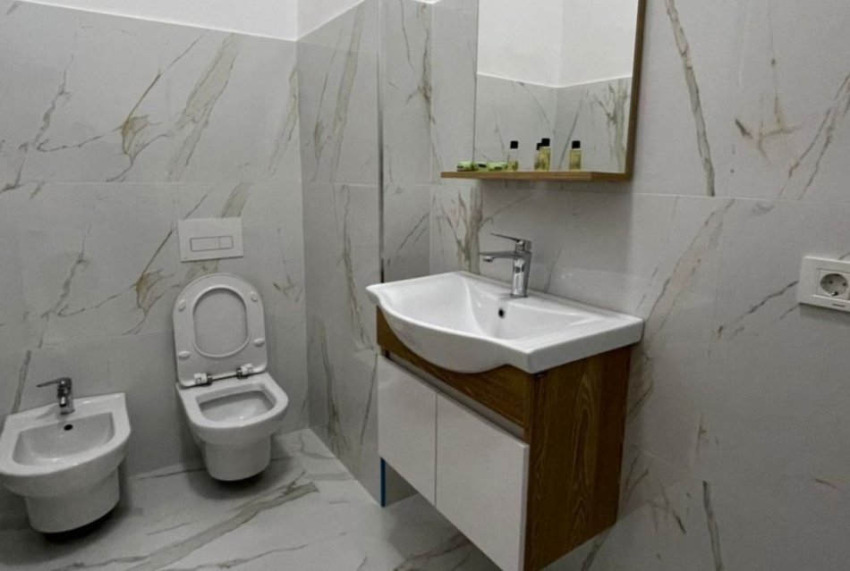 Tirane, jepet me qera apartament 1+1+Ballkon Kati 1, 60 m² 450 € (Liqeni i Thate)