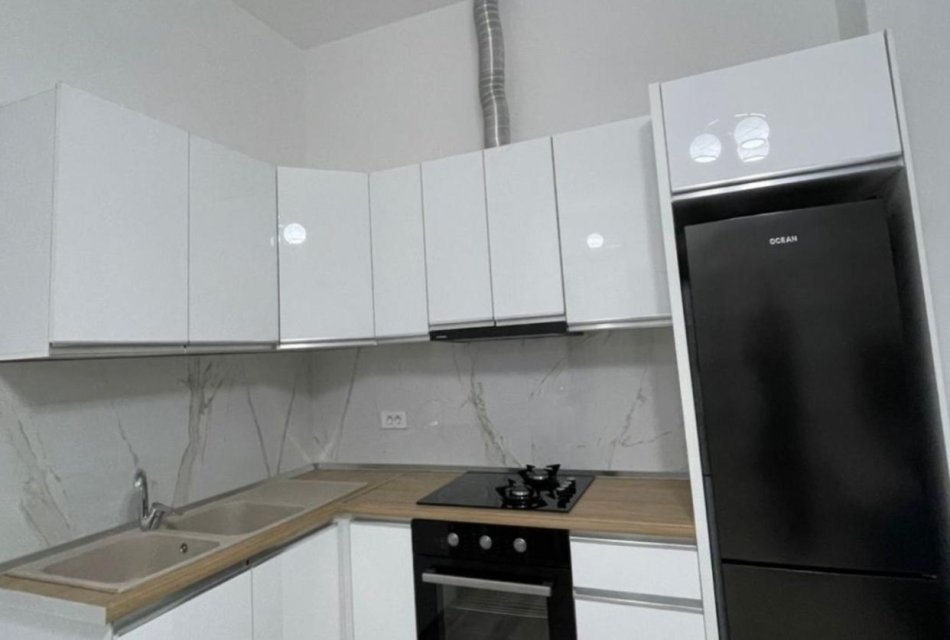 Tirane, jepet me qera apartament 1+1+Ballkon Kati 1, 60 m² 450 € (Liqeni i Thate)