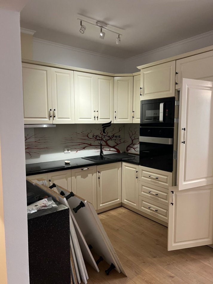 Tirane, shitet apartament 2+1+Ballkon Kati 2, 90 m² 195.000 € (RRUGA E KAVAJES)