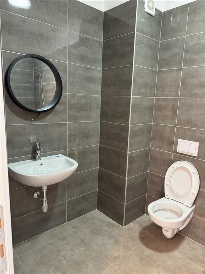 Tirane, jepet me qera apartament 1+1+Ballkon Kati 5, 70 m² 420 € (JEPET APARTAMENT ME QERA PER BANIM OSE ZYRA)