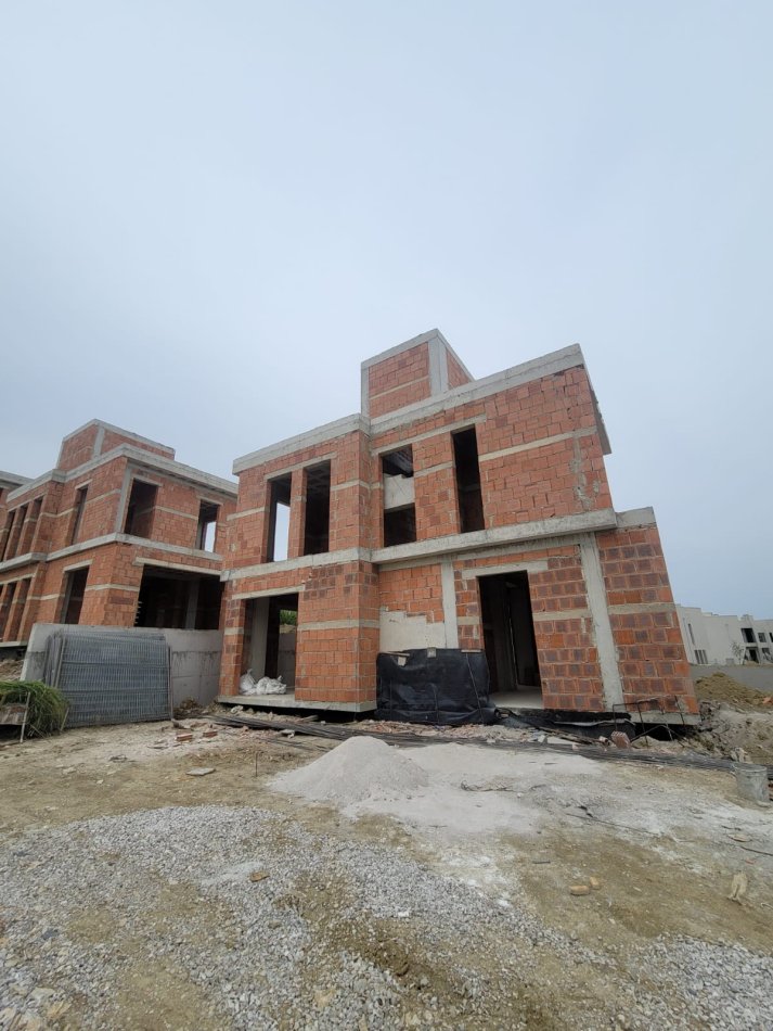 Shitet OFERTE: Vile PREMIUM ,Ngjitur Me: Green Valley Residence (Liqeni I Thate) ** 640.000€ **- 218m2 Ndertim, 300 m2 Truall - Zone Elitare, Pozicion Ideal Afer Liqenit,