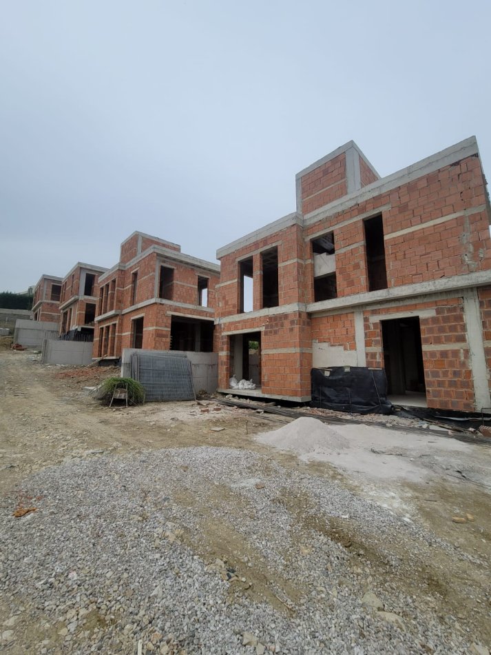 Shitet OFERTE: Vile PREMIUM ,Ngjitur Me: Green Valley Residence (Liqeni I Thate) ** 640.000€ **- 218m2 Ndertim, 300 m2 Truall - Zone Elitare, Pozicion Ideal Afer Liqenit,