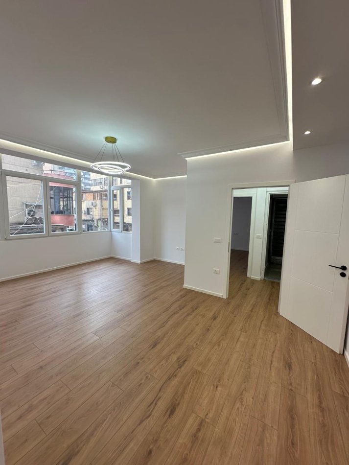 Tirane, shitet apartament 2+1 Kati 2, sipërfaqe 87 m²  çmimi 210.000 € (Rruga Faik Konica ,pranë Shkollës së gjuhëve të huaja)