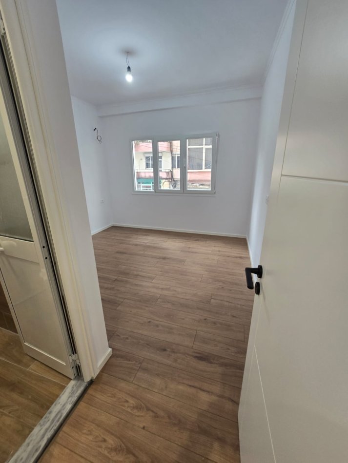 Tirane, shitet apartament 2+1 Kati 2, sipërfaqe 87 m²  çmimi 210.000 € (Rruga Faik Konica ,pranë Shkollës së gjuhëve të huaja)
