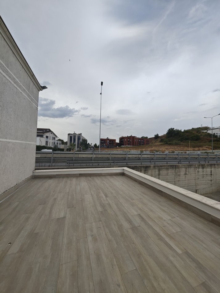 Tirane, jepet me qera ambjent biznesi Kati 2, 270 m² 3.500 € (TEG)