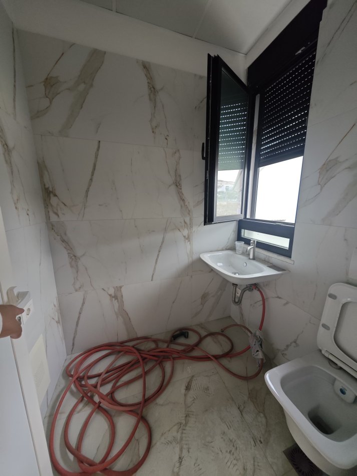 Tirane, jepet me qera ambjent biznesi Kati 2, 270 m² 3.500 € (TEG)