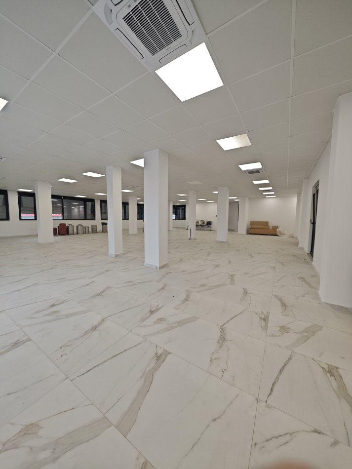 Tirane, jepet me qera ambjent biznesi Kati 2, 270 m² 3.500 € (TEG)