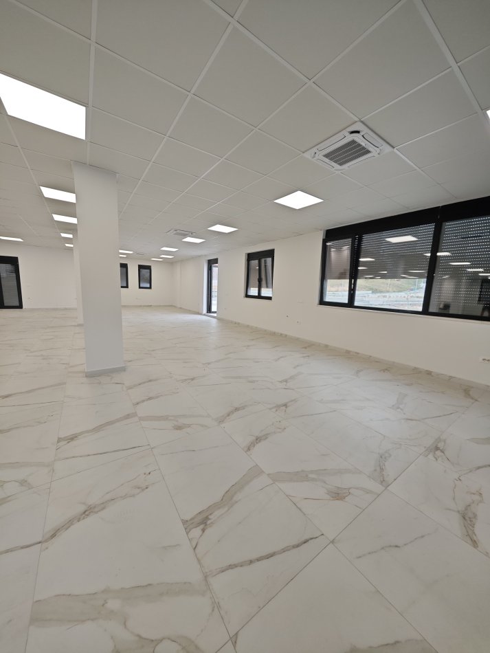 Tirane, jepet me qera ambjent biznesi Kati 2, 270 m² 3.500 € (TEG)